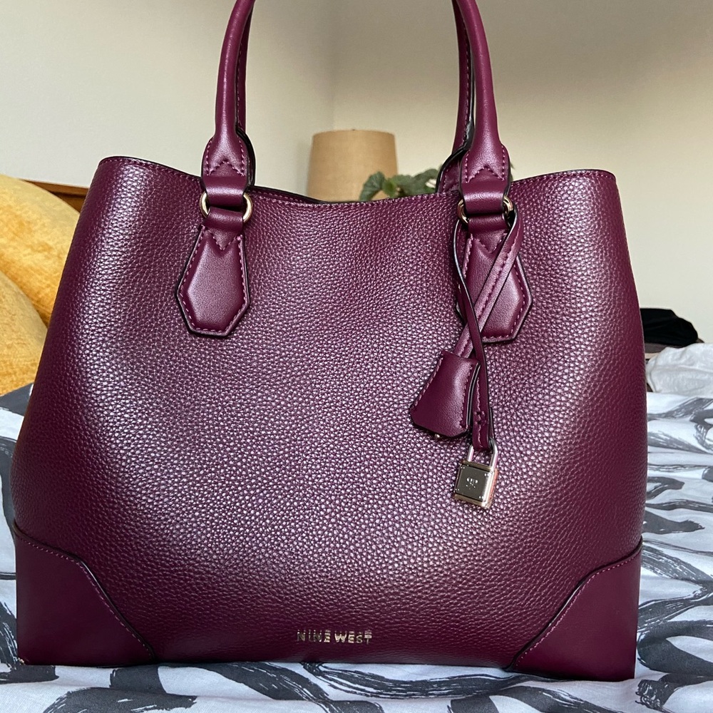 Nine West purse. Very good condition. Medium size.